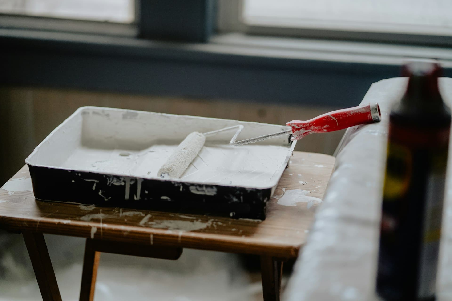 Rouleau de peinture dans un bac, prêt pour l'application